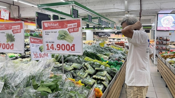 Vụ việc rau ở chợ dán nhãn VietGAP tuồn vào siêu thị gần đây khiến người tiêu dùng lo ngại. Ảnh: TTXVN